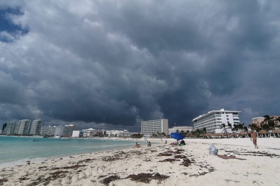 Calor y lluvias marcarán este domingo en Cancún