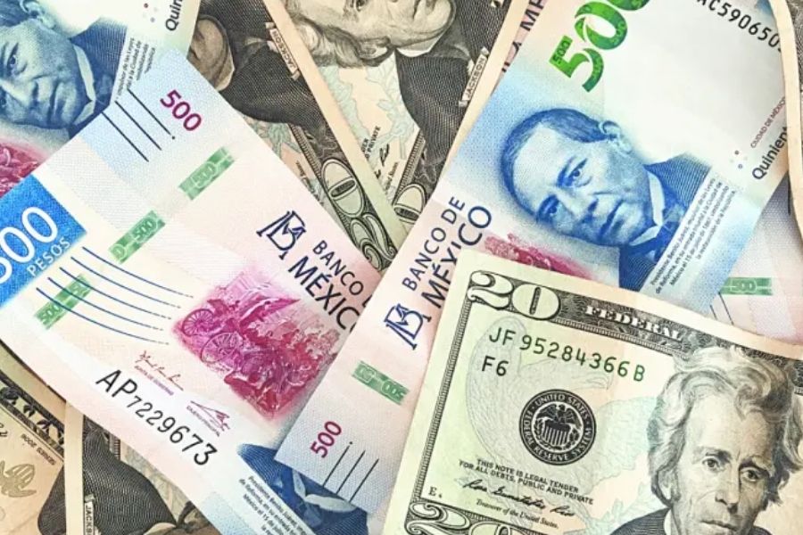 Dólar supera los 18 pesos este domingo en México